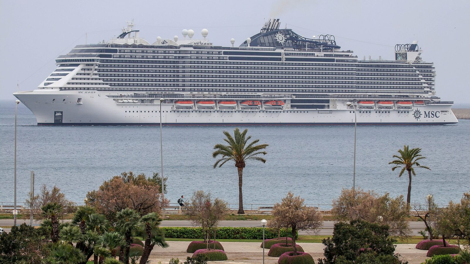 Круизный лайнер MSC Seaview в Средиземном море